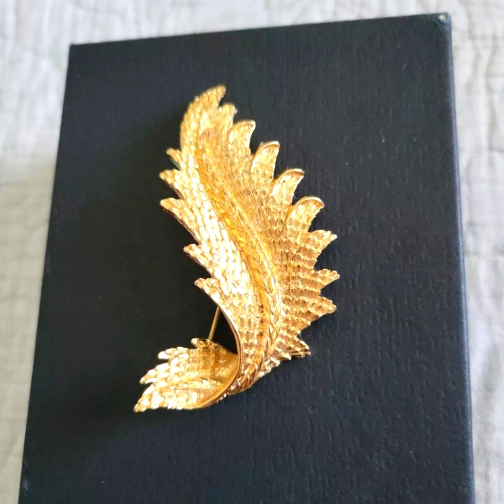 Vintage Signed Avant Garde Leaf Brooch by Monet 3"